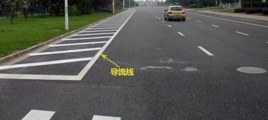 看清信號燈、標牌與標線